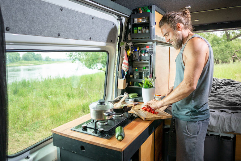 Gehört zum Campen einfach dazu: das Kochen im Wohnmobil 