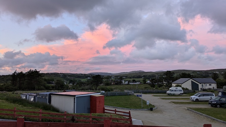 Sonnenuntergang über einem Campingplatz in Irland