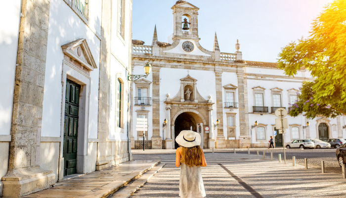 Achtergrond van stadspoort in de stad Faro in het zuiden van Portugal