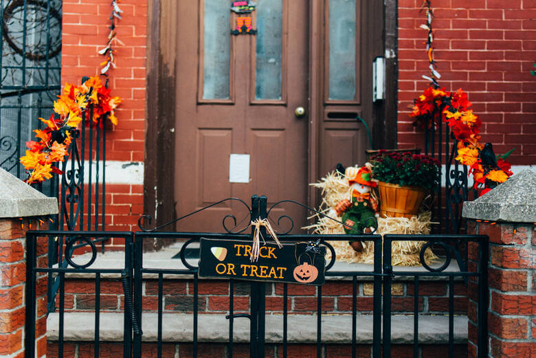 Hauseingang mit Kürbissen an Halloween in New York