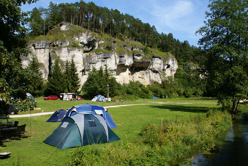 Camper und Zelte auf einem Campingplatz in der Fränkischen Schweiz