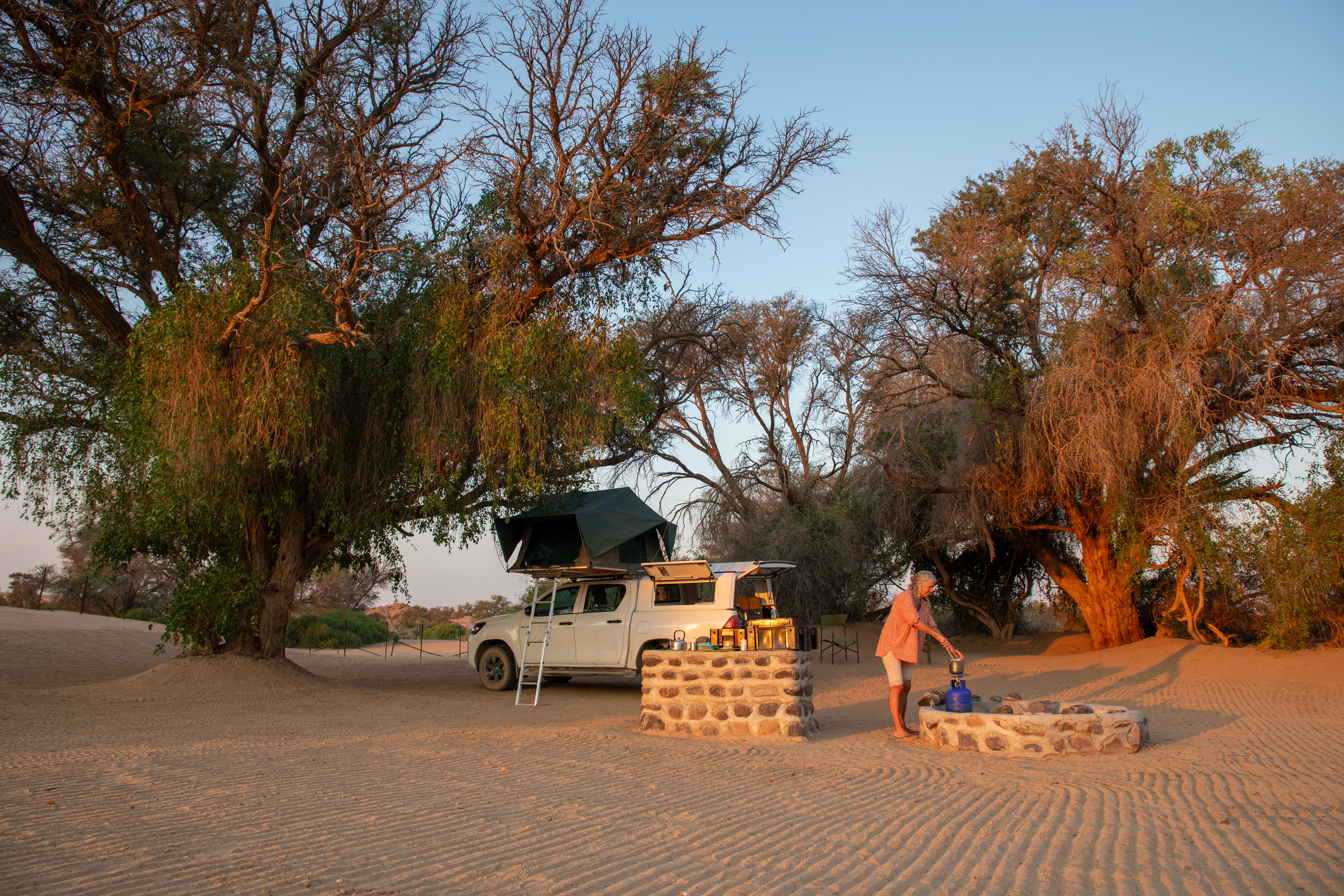 Mann campt mit Wohnmobil in Namibia