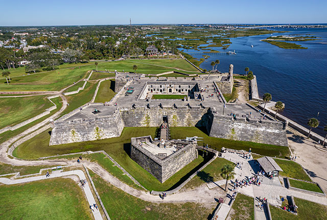 Luchtfoto van St. Augustine en het kasteel van San Marcos National Monument in Florida