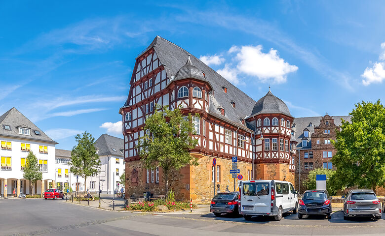 Autos und Camper vor einem Fachwerkhaus in Gießen