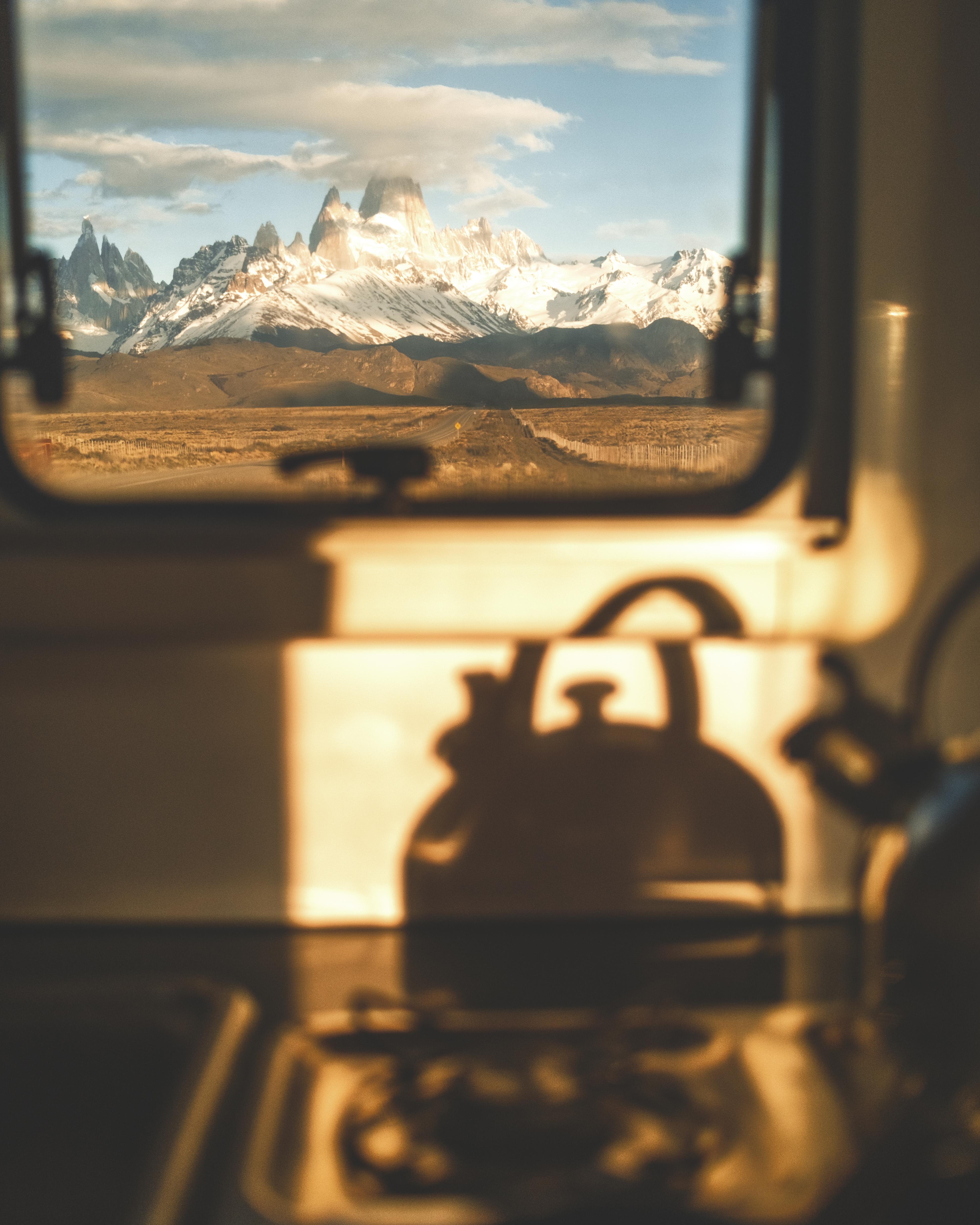 Blick aus dem Camper auf schneebedeckte Berge in Chile