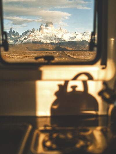 Blick aus dem Camper auf schneebedeckte Berge in Chile