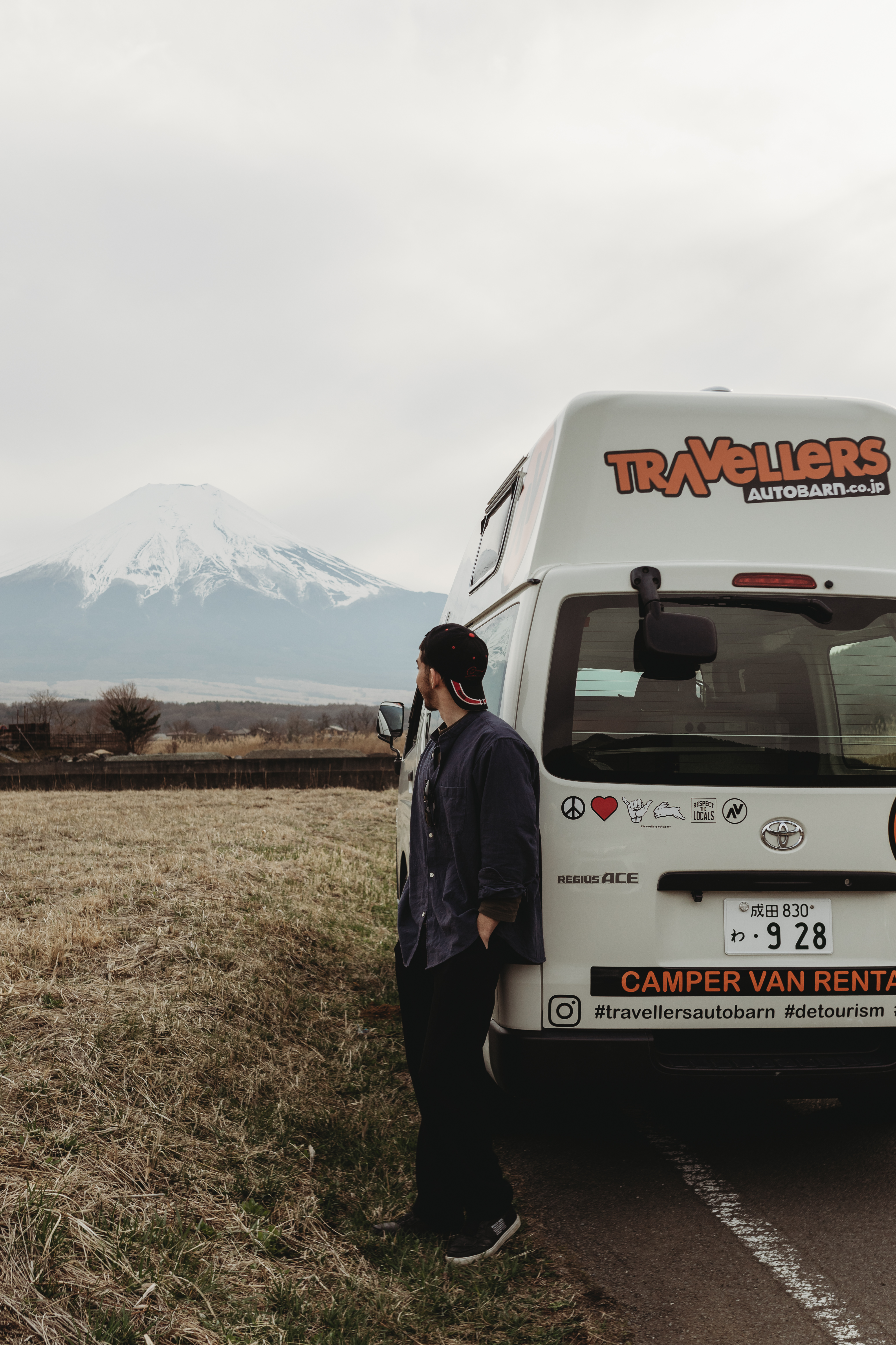 Camper in Japan parkt an einer Straße mit Blick auf Mount Fuji