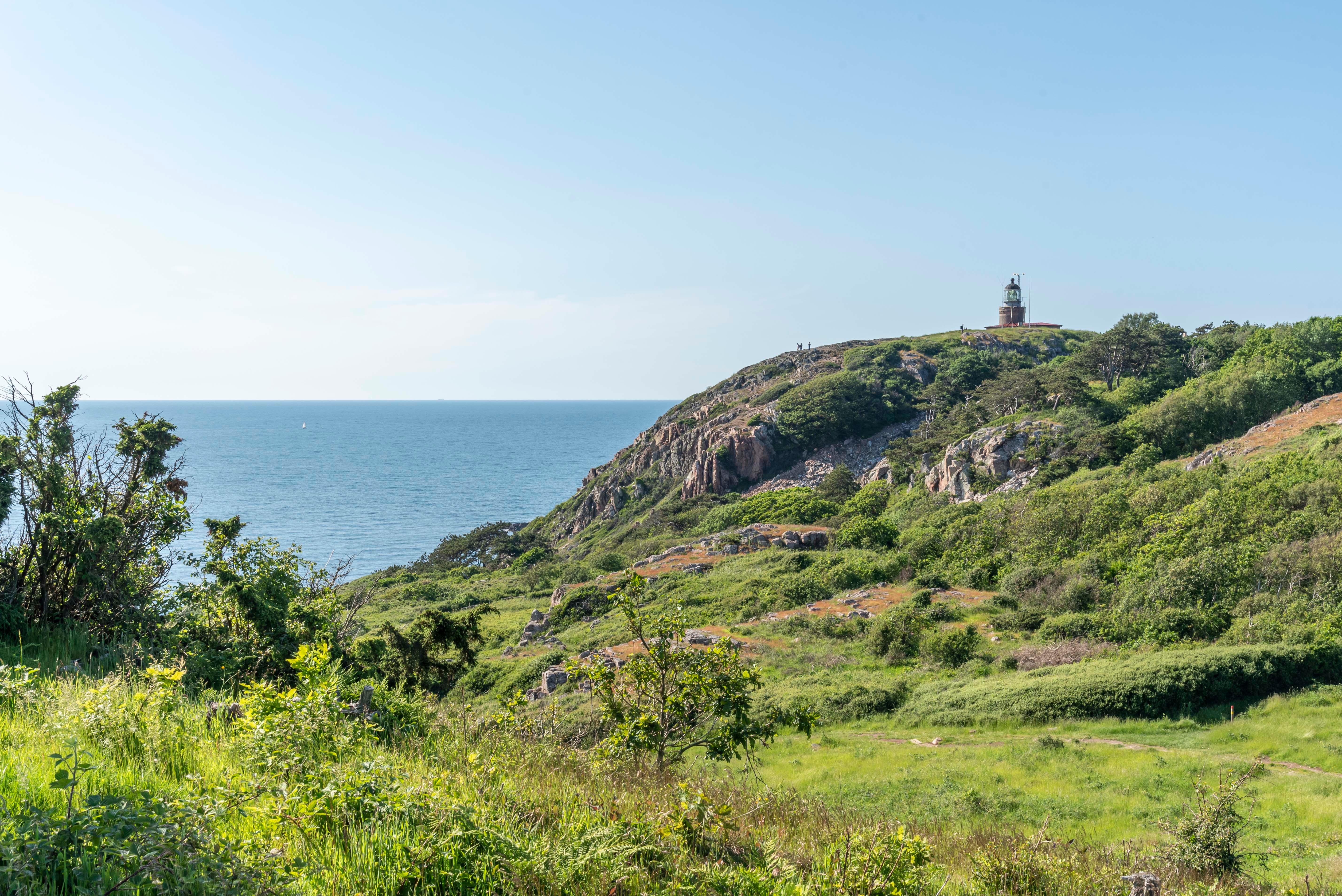 Leuchtturm Kullen zwischen grünen Hügel in Südschweden