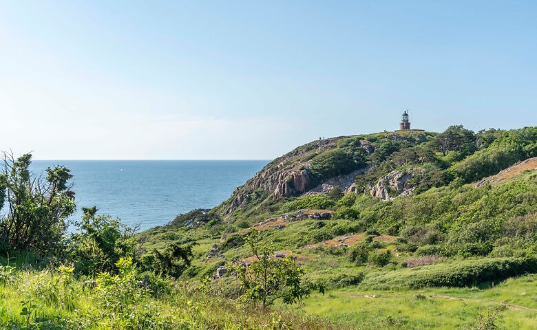 Leuchtturm Kullen zwischen grünen Hügel in Südschweden