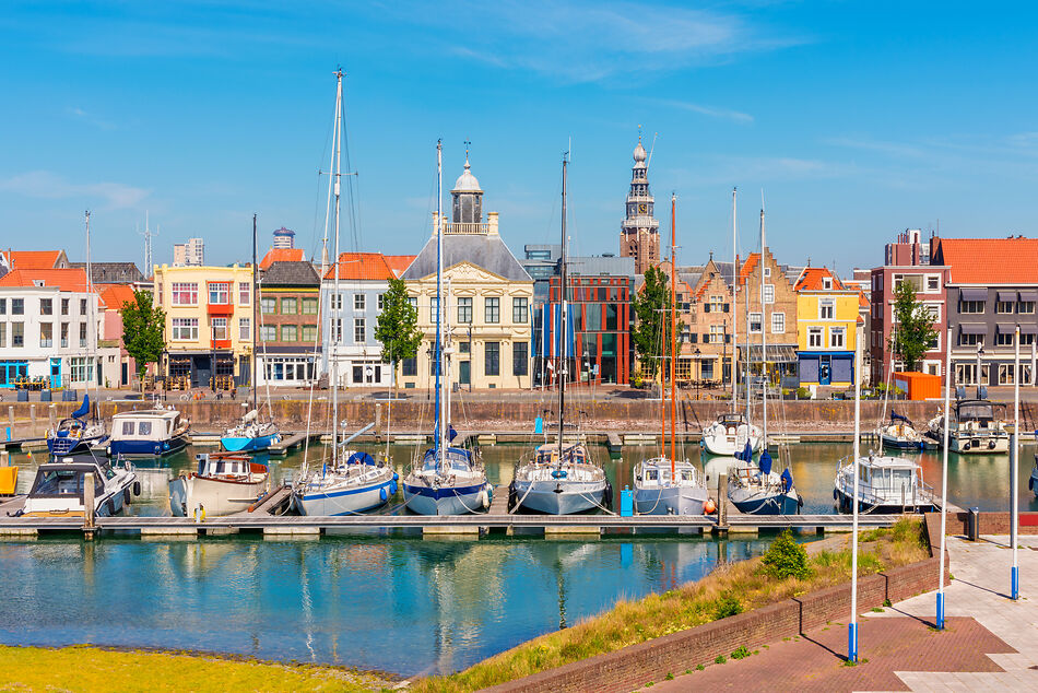 Vakantie in Zeeland: zeilboten liggen aangemeerd in de haven van Vlissingen.