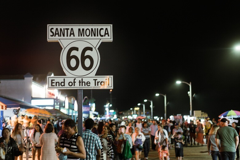 Menschen in Los Angeles am Santa Monica Pier bei Nacht.