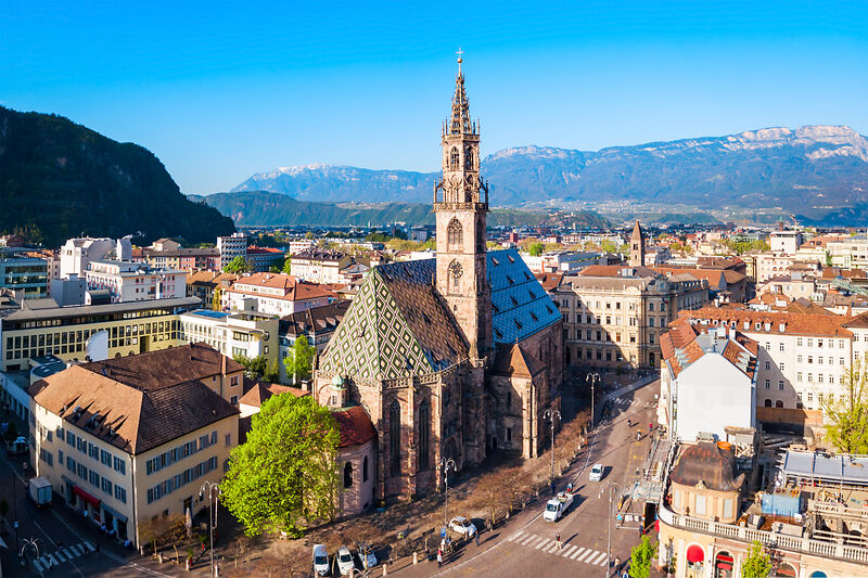 Blick auf die Stadt Bozen in Südtirol an einem sonnigen Tag