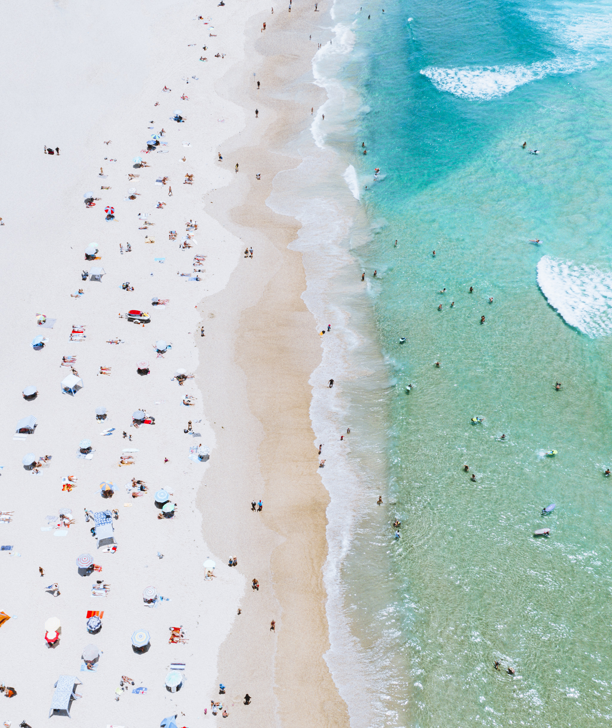 Strand mit azurblauem Wasser an der Ostküste Australiens 