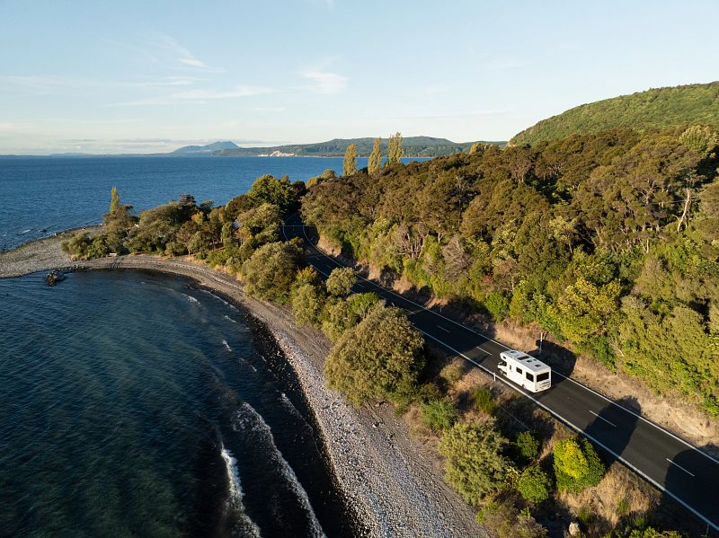 Britz Wohnmobil auf einer Küstenstraße zwischen Hügeln und Meer