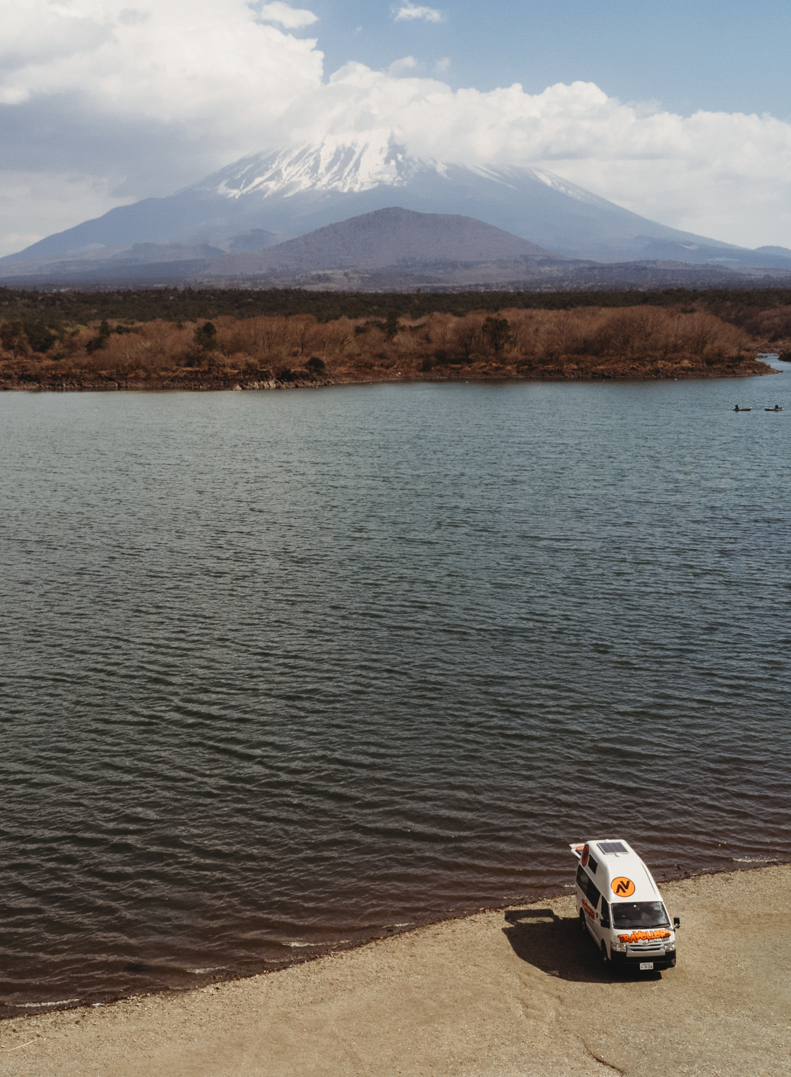 Camper steht an einem See mit Blick auf den Mount Fuji in Japan