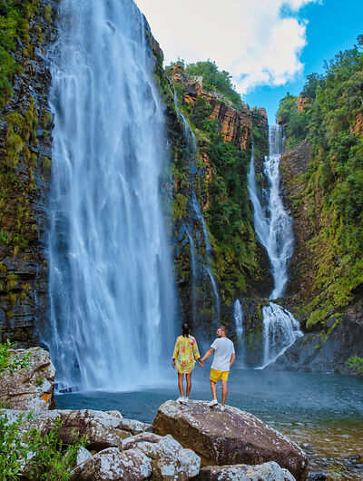 Zwei Personen an einem Wasserfall in Südafrika (Panoramaroute)
