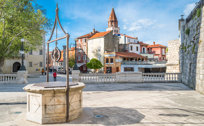 Brunnen, Häuser und Kirchturm in der kroatischen Stadt Zadar