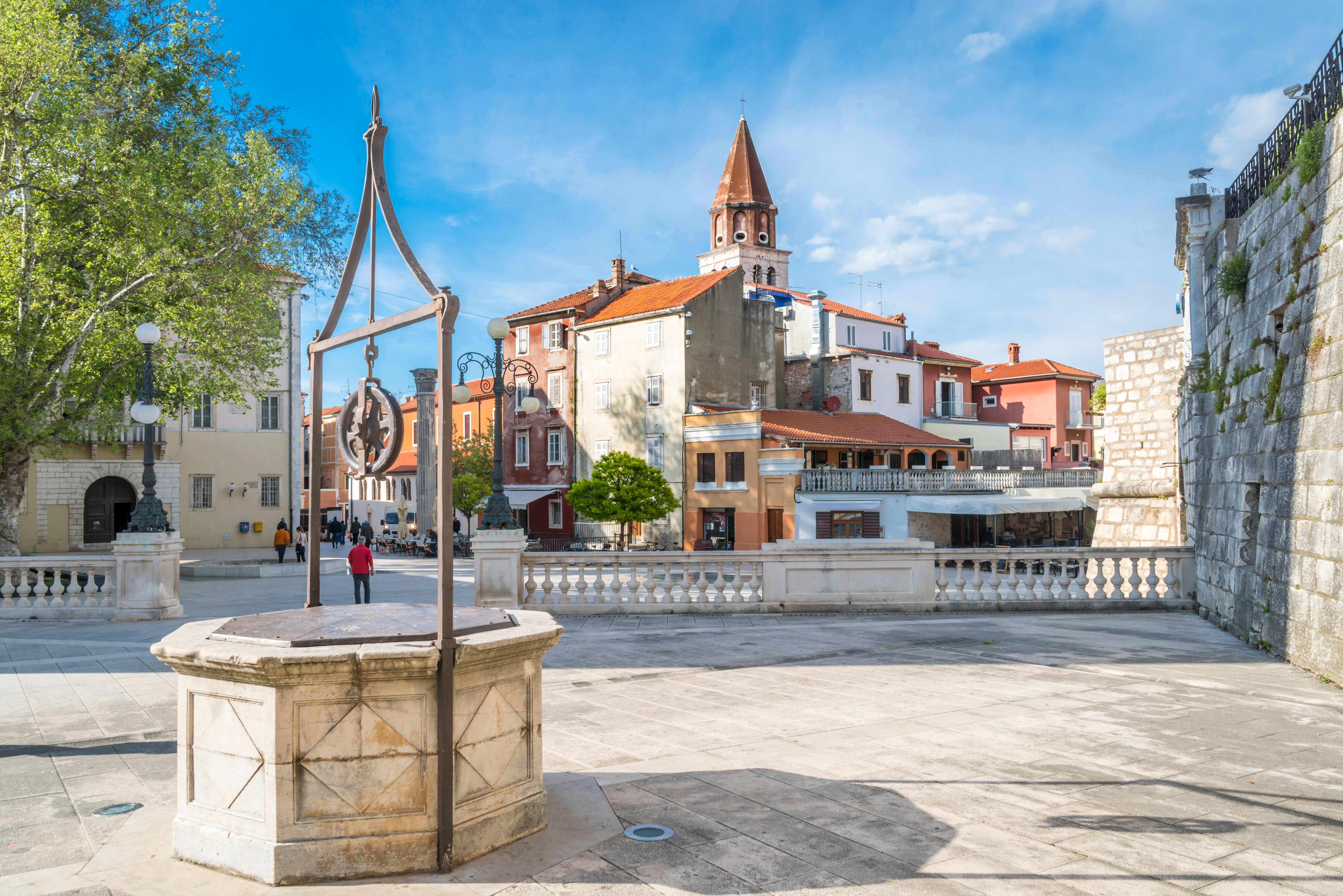 Brunnen, Häuser und Kirchturm in der kroatischen Stadt Zadar