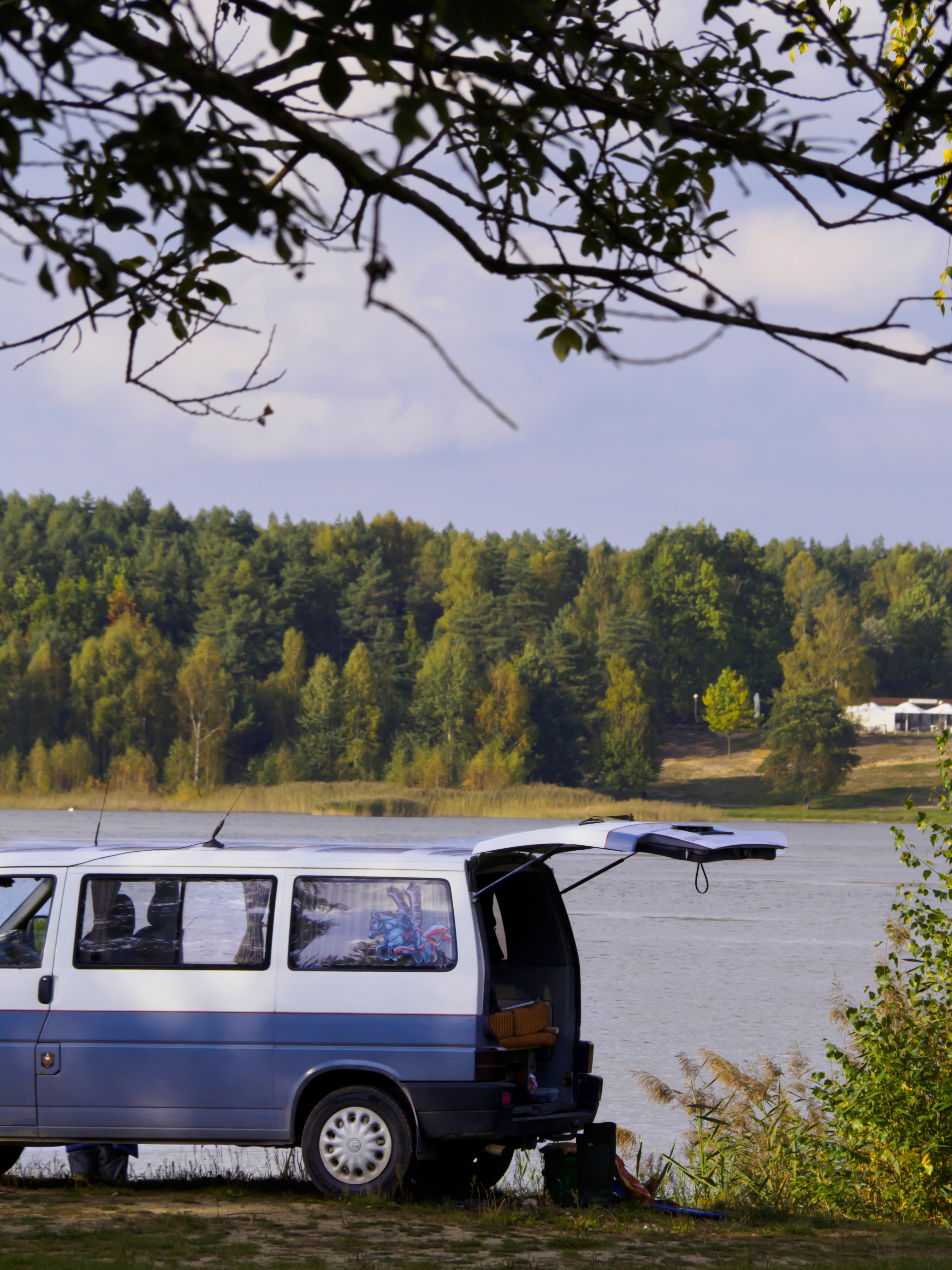 Blauer Camper in Polen am See