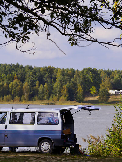 Blauer Camper in Polen am See