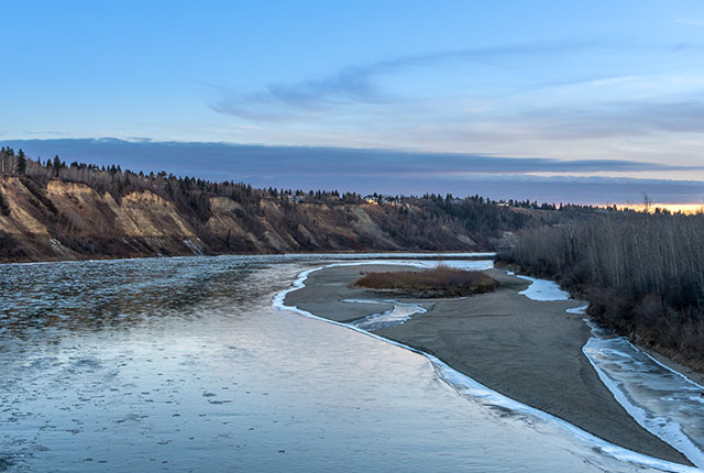 Edmonton North Saskatchewan Flusslandschaft bei Entenbeleuchtung