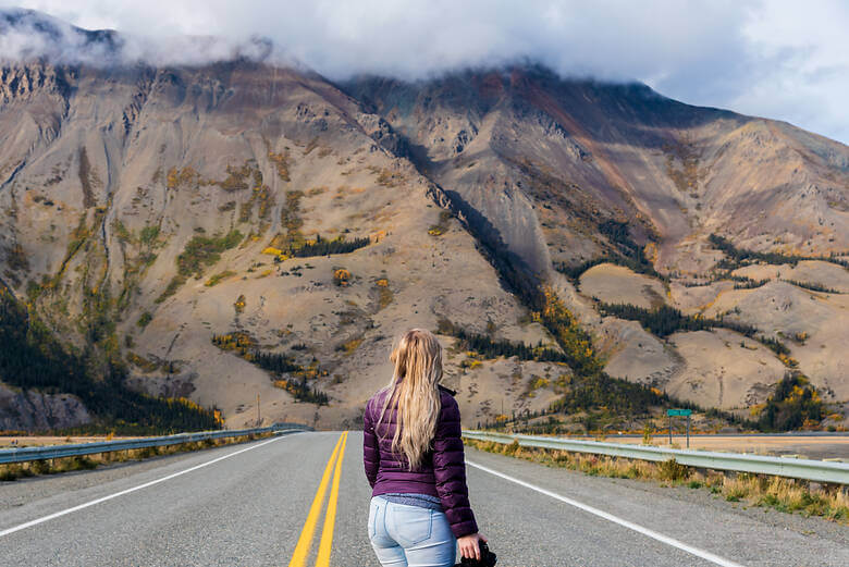 Donna sull'Alaskan Highway in autunno