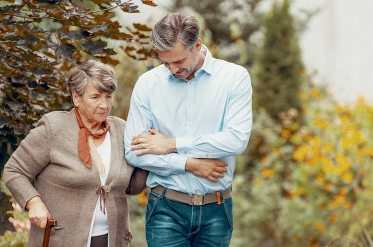 Anziana ed il caregiver