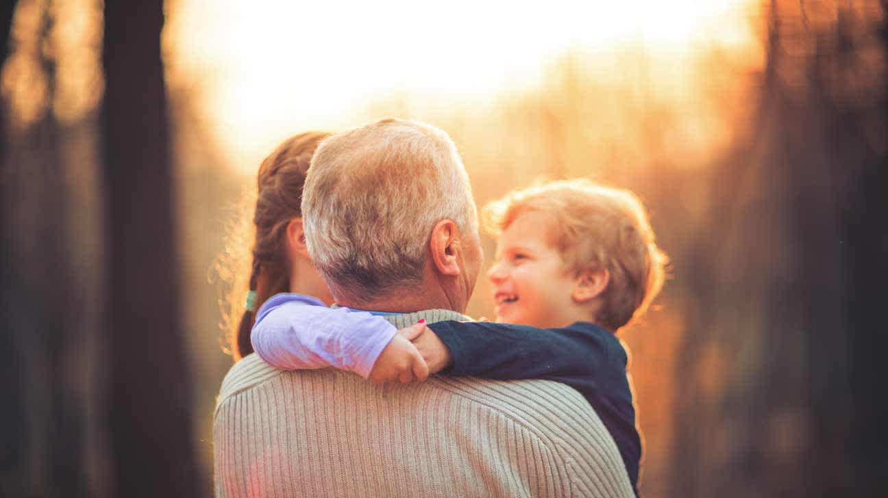Nonno con i nipotini