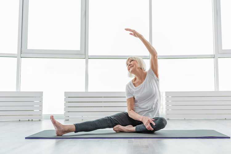 Signora pratica ginnastica in casa