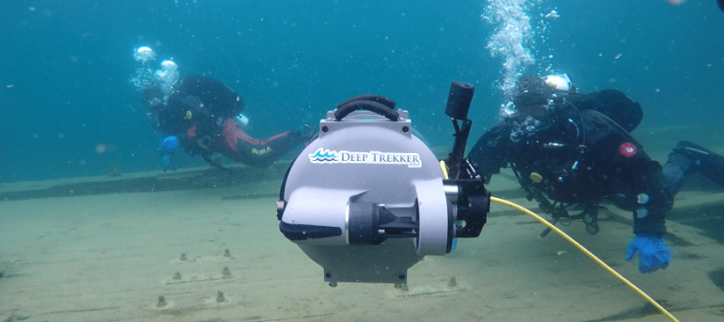 deep trekker dtg3 underwater with divers