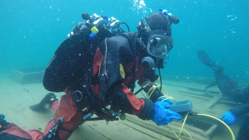 diver-with-underwater-controller-portable-rov