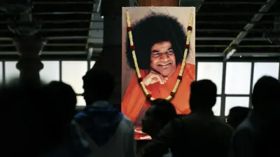 Devotees wait for their turn to pay their last respects to Sathya Sai Baba (DIBYANGSHU SARKAR/AFP via Getty Images)