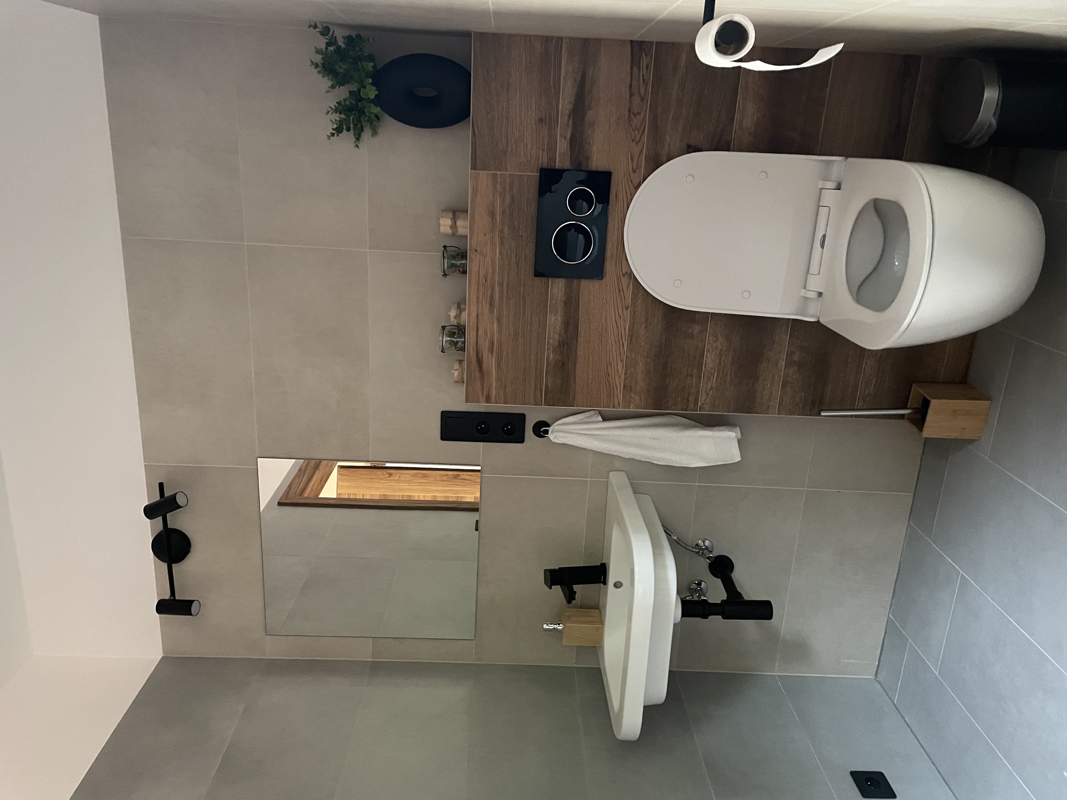 Koupelna s vanou na chodbě