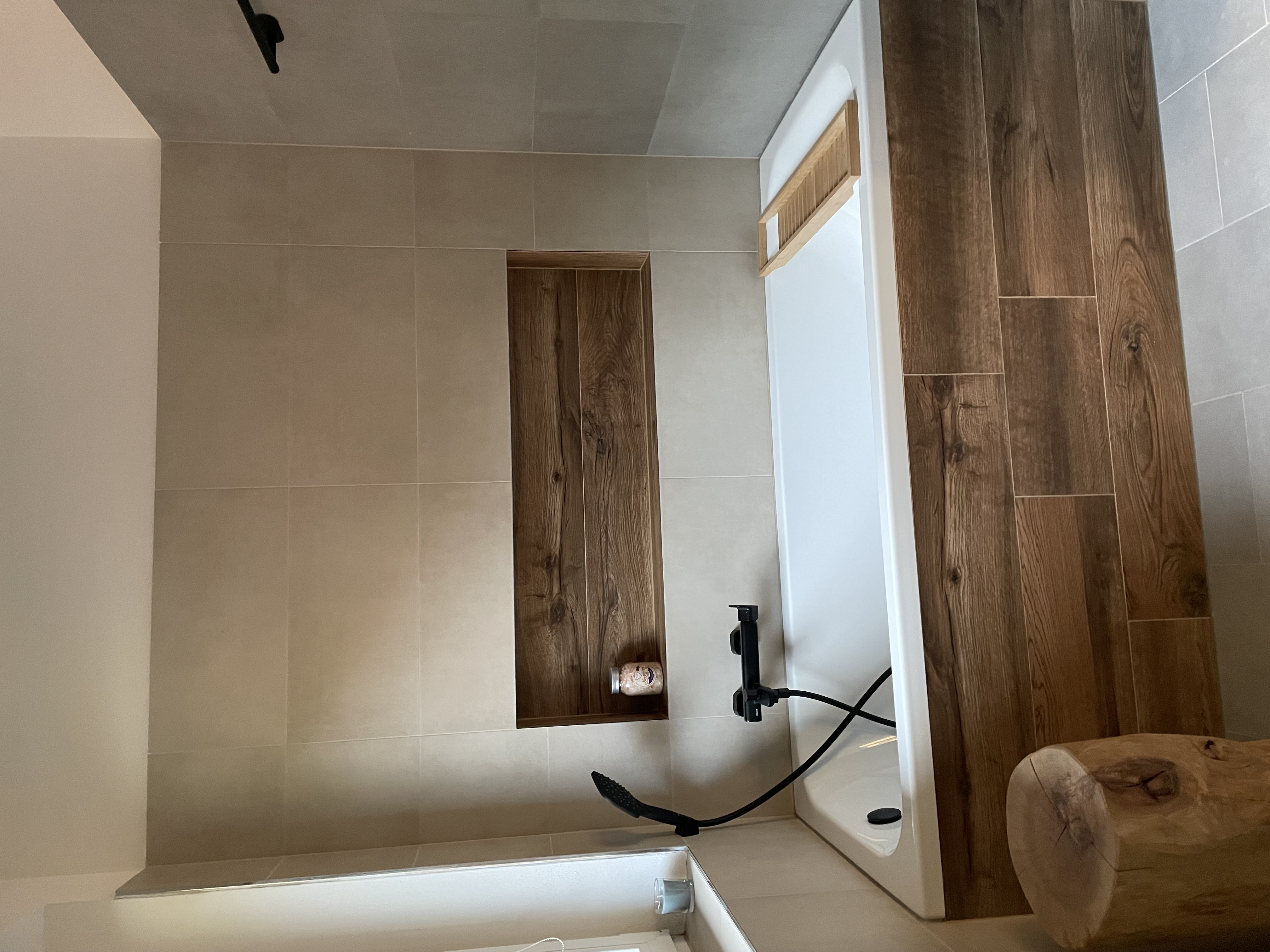 Koupelna s vanou na chodbě