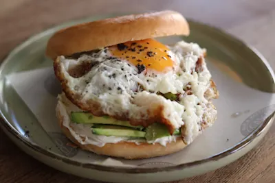 Queso crema, aguacate y huevo frito