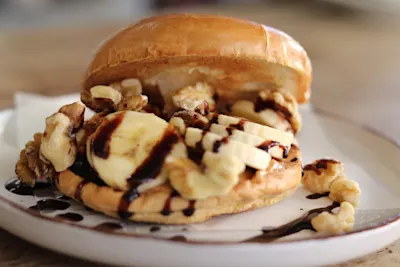 Crema de cacahuete, mermelada de arándanos, plátano y arándanos