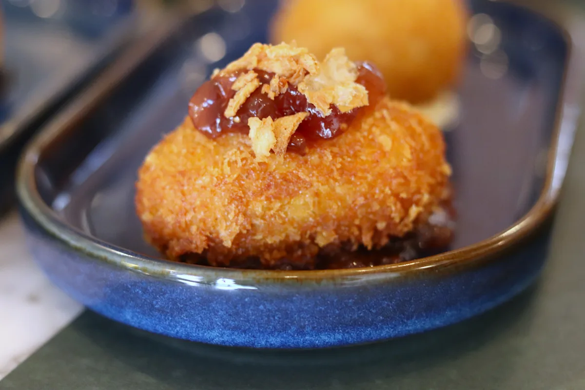 Croquetas de queso azul y cebolla caramelizada