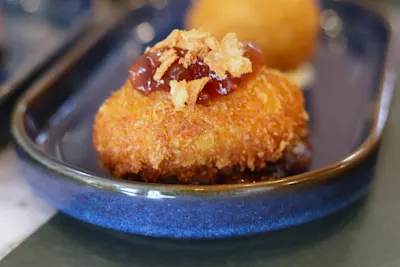 Croquetas de queso azul y cebolla caramelizada