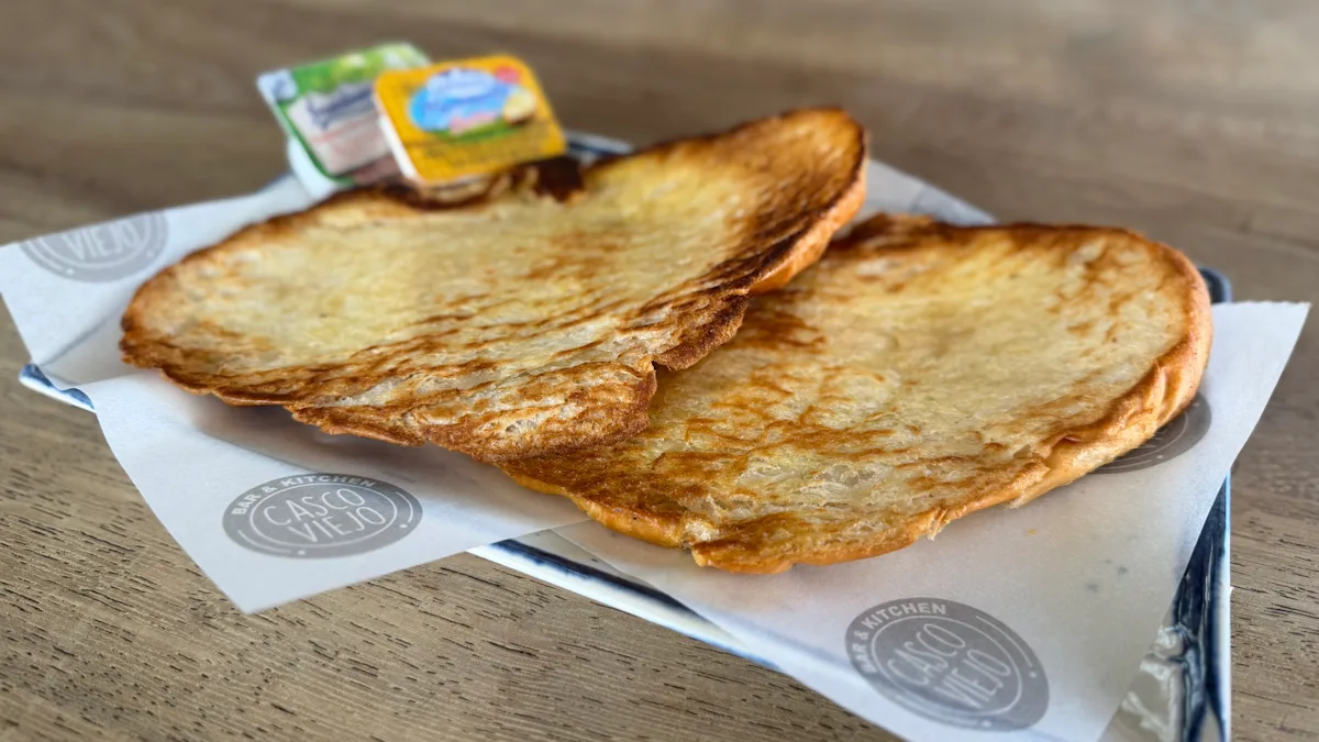 Croissant plancha con mantequilla y mermelada