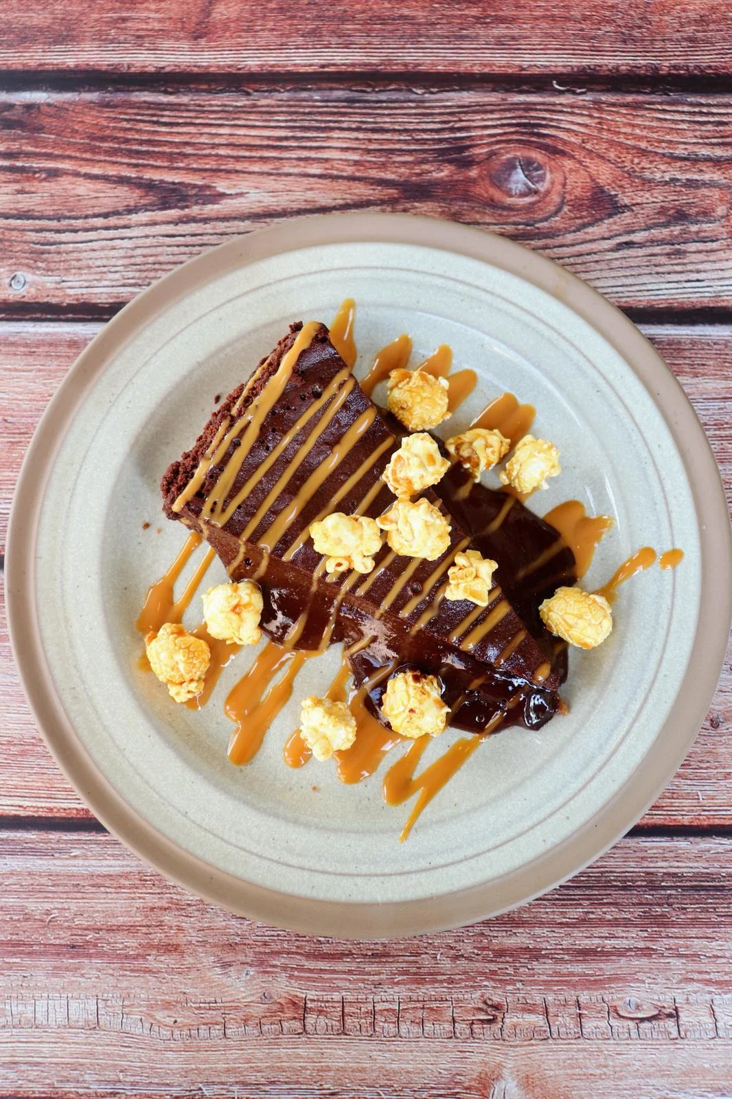 Tarta de chocolate con palomitas y toffee