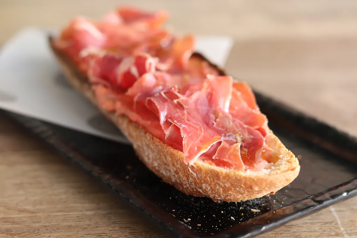 Tostada de jamón y tomate
