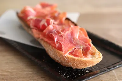 Tostada de jamón y tomate