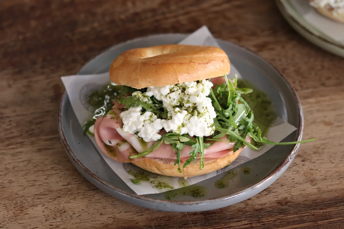 Mortadela, queso cottage, rúcula y aceite verde