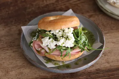 Mortadela, queso cottage, rúcula y aceite verde