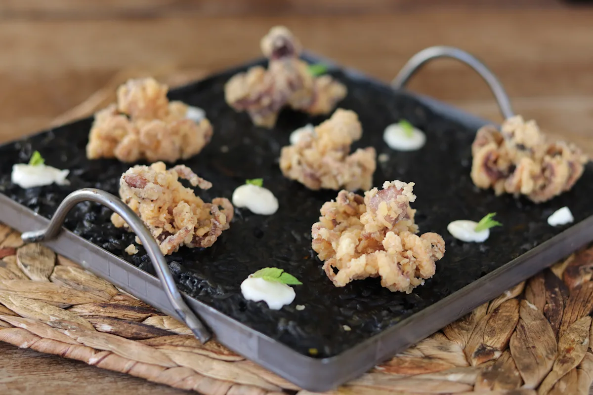 Arroz negro de pulpitos fritos