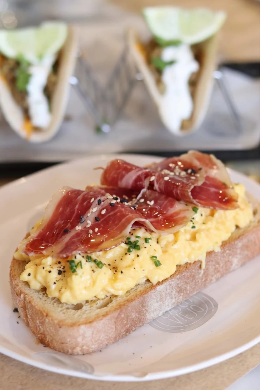 Tosta de huevo revuelto y jamón ibérico