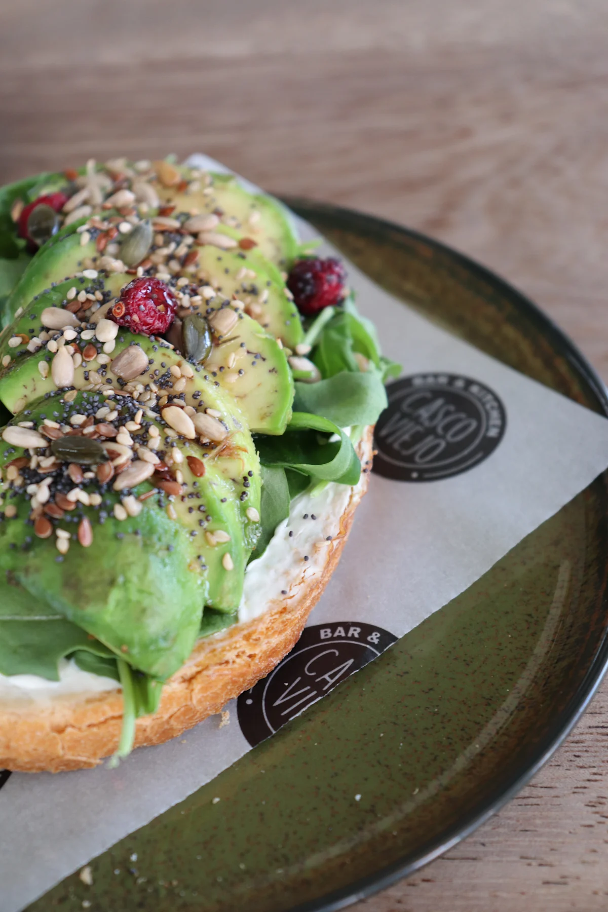 Avocado: Aguacate, queso crema, rúcula y semillas