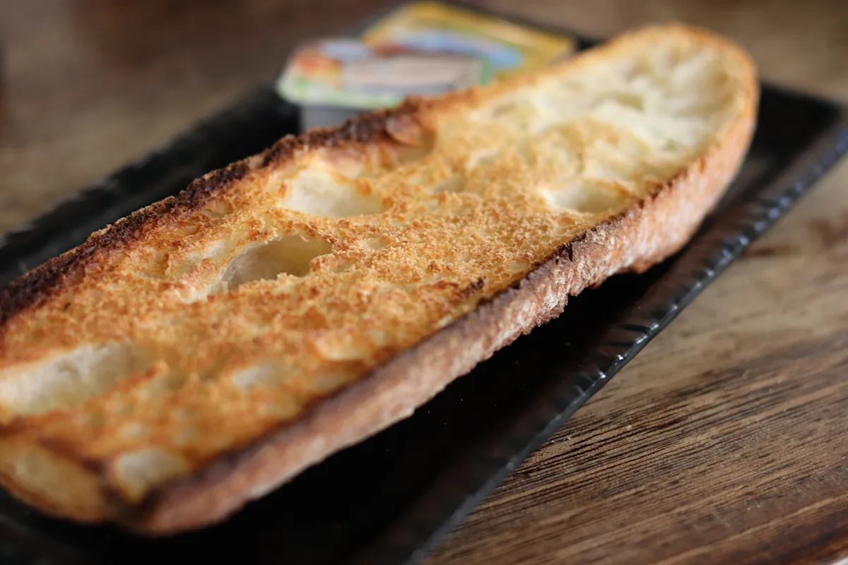 Tostada mermelada y mantequilla