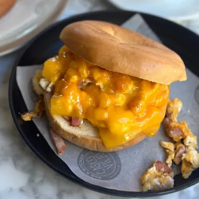 Huevo revuelto con pollo, cheddar y baby leaf