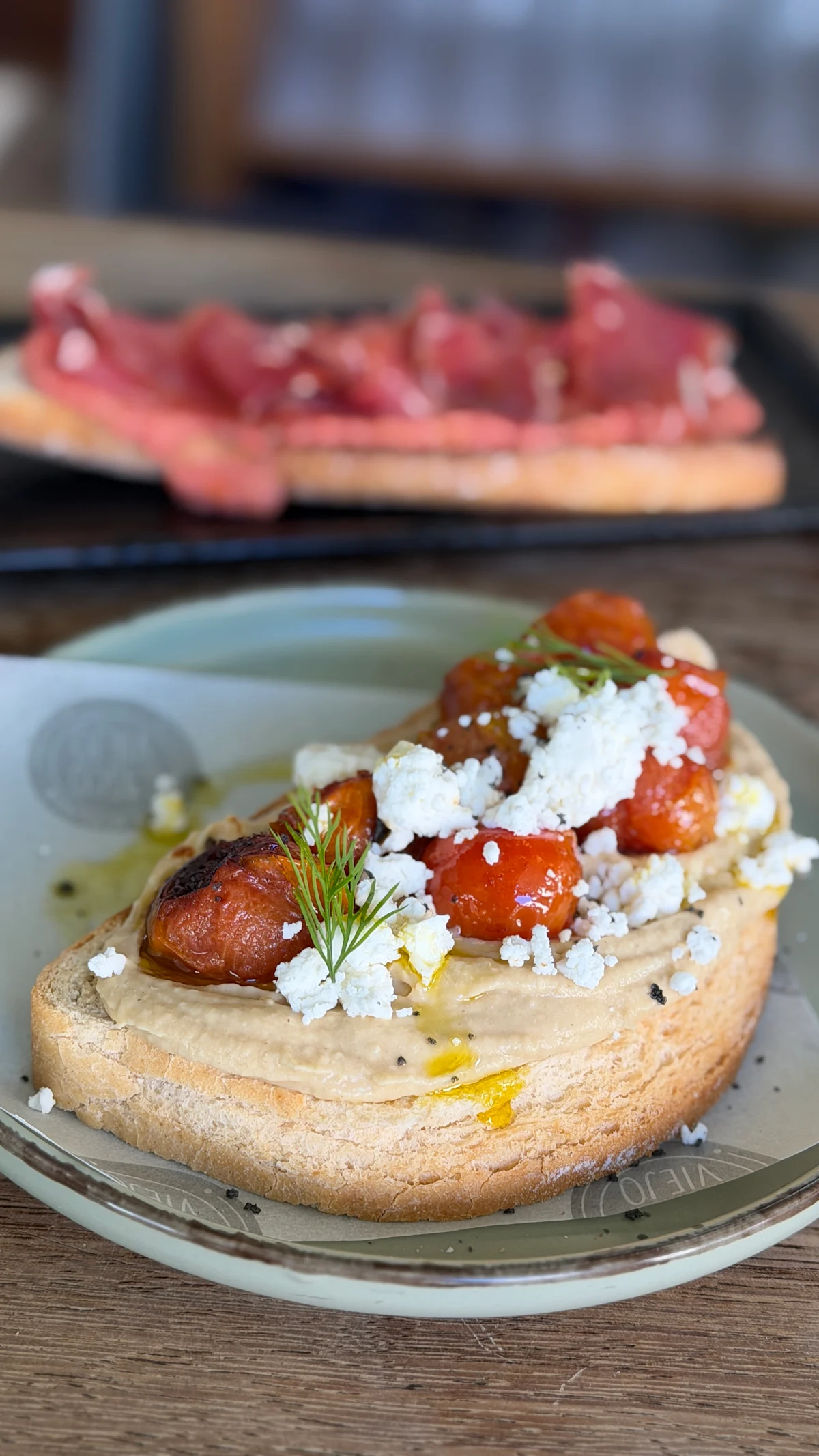 Hummus, tomate cherry asado y queso feta
